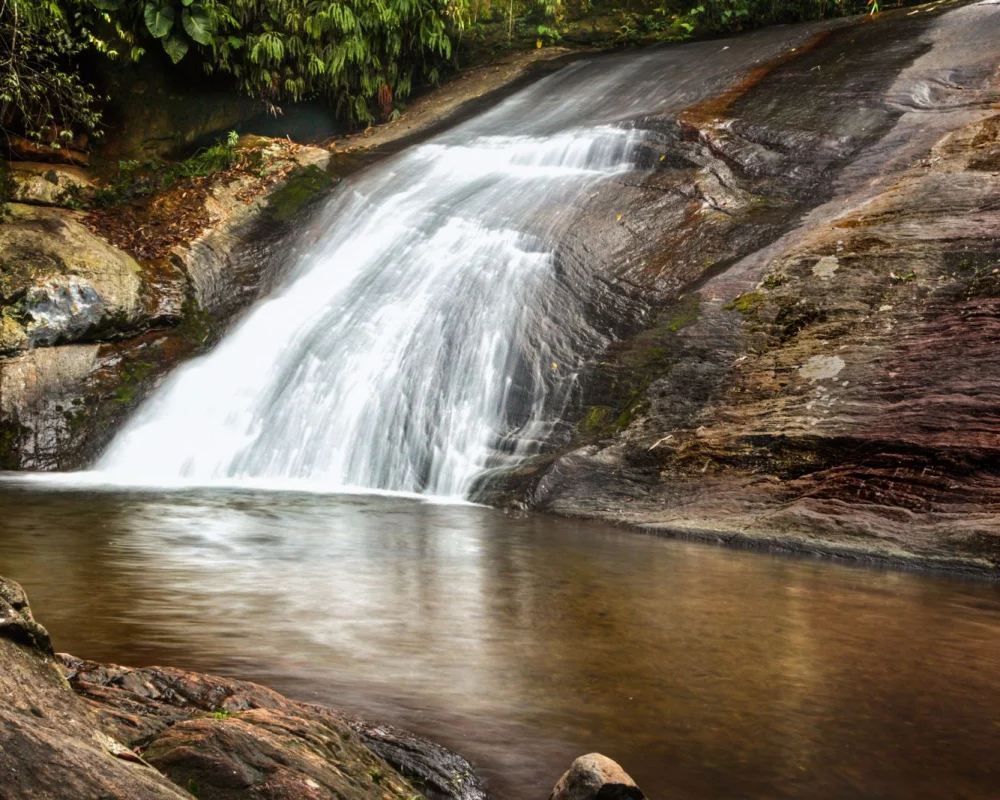 Cachoeiras de Penedo com águas cristalinas da Serra da Mantiqueira