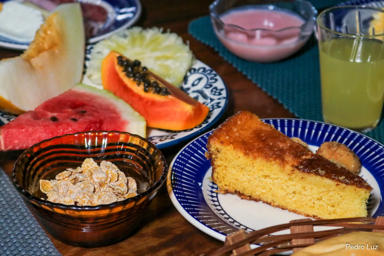 Mesa do café colonial na pousada em Penedo com produtos frescos da Serra da Mantiqueira