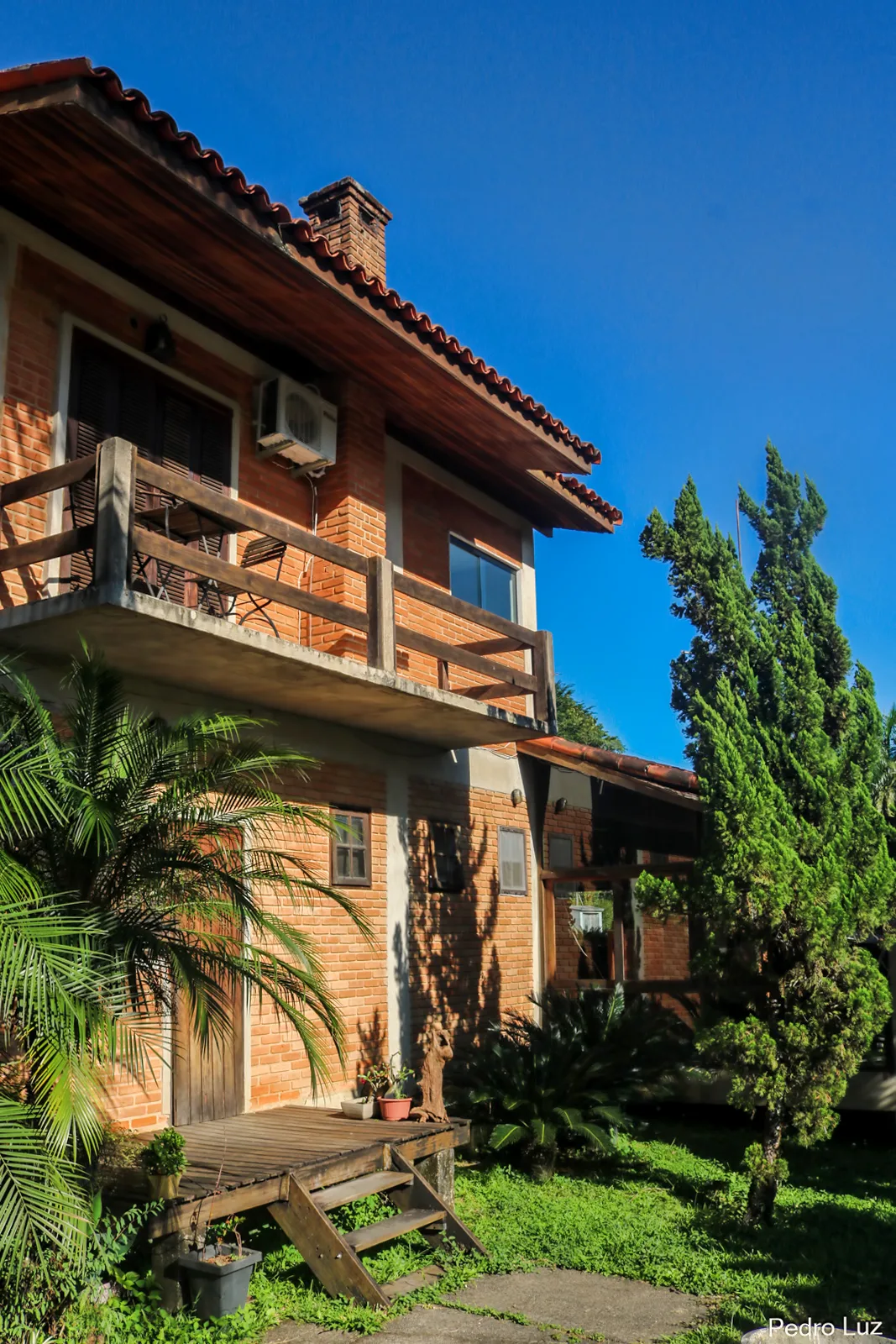 Vista aérea da Pousada Aurora da Mantiqueira em Penedo, RJ — piscina, jardins e área gourmet na Serra da Mantiqueira